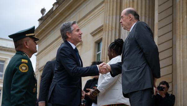 Antony J. Blinken, secretario de Estado de EE.UU. en la visita que hizo en octubre pasado a Casa de Nariño. Lo recibe el canciller Álvaro Leyva.