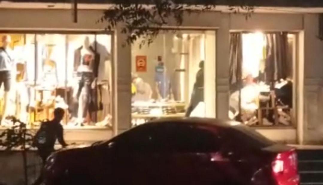 Atraco en almacén de ropa en la 72