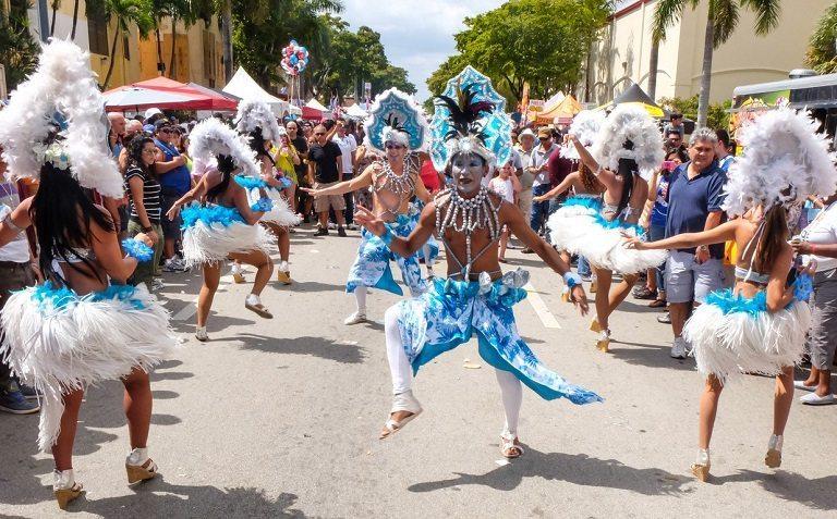 Grupos folclóricos durante el desfile.