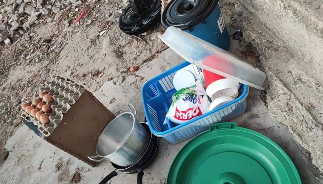 Alimentos y otros elementos que no alcanzaron a llevarse los ladrones.