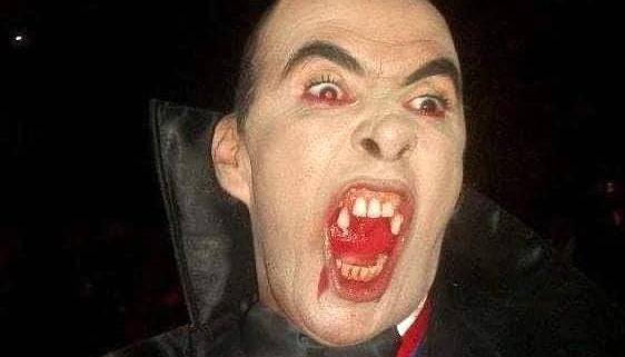 Gesto característico del 'Conde Drácula.