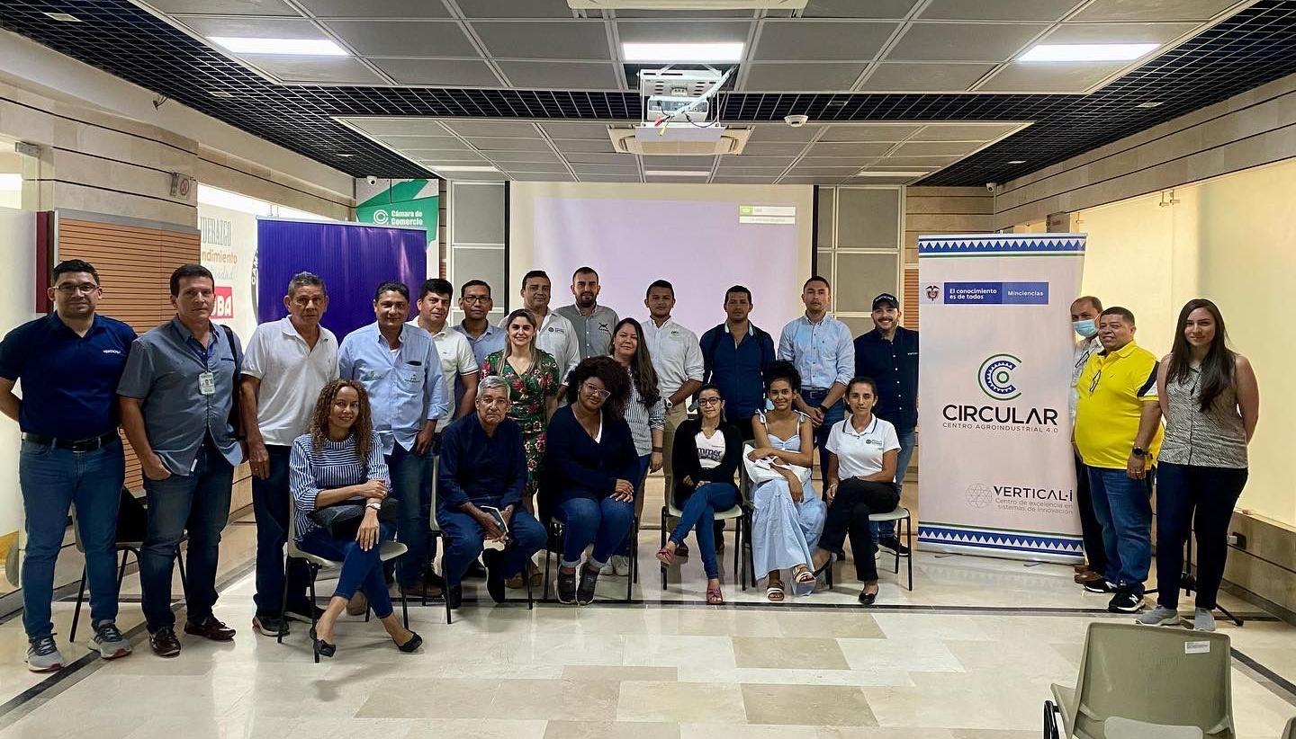 Delegados de Vertical-i, del Ministerio de Ciencia, Tecnología e Innovación y de empresas de la Costa en el lanzamiento de la convocatoria.