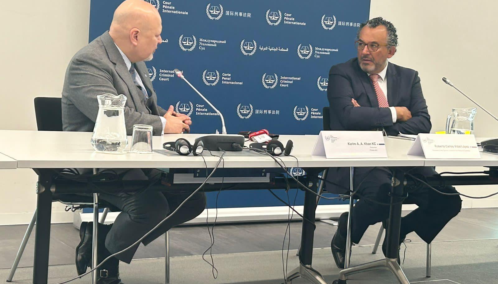 El Fiscal de la CPI, Karim Khan y el presidente de la JEP, el magistrado Roberto Vidal.