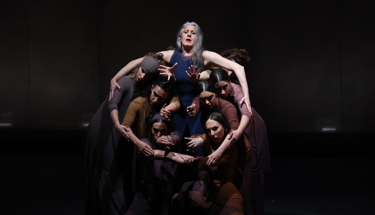 La bailarina de flamenco María Pagés junto a un grupo de bailarines en Abu Dhabi Festival.