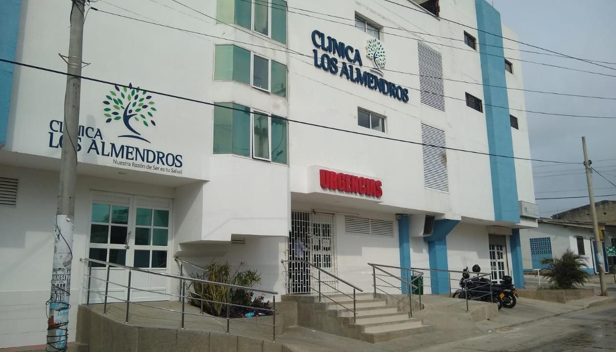 El joven fue llevado a la Clínica Los Almendros, donde se produjo su muerte. 