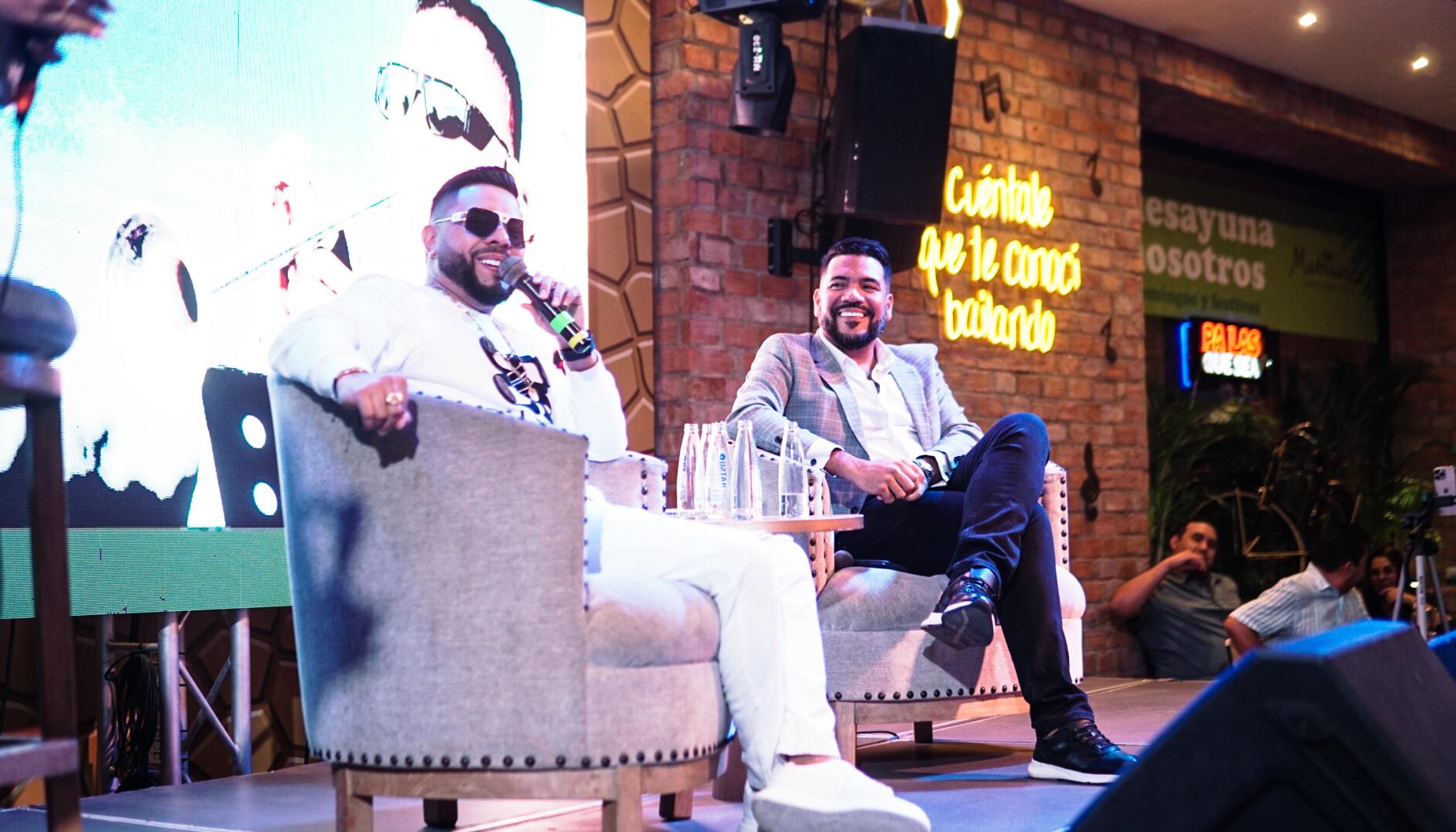  Danny Daniel celebró sus 15 años de vida musical. A su lado, su mánager Cristian Rodríguez.