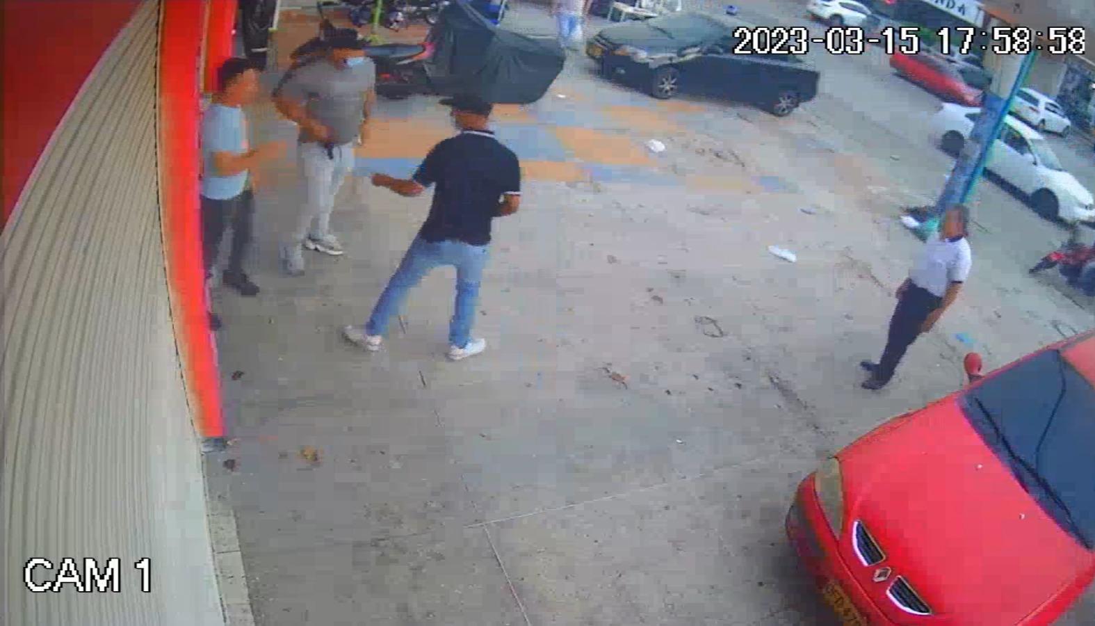 Delincuentes atracando a un comerciante