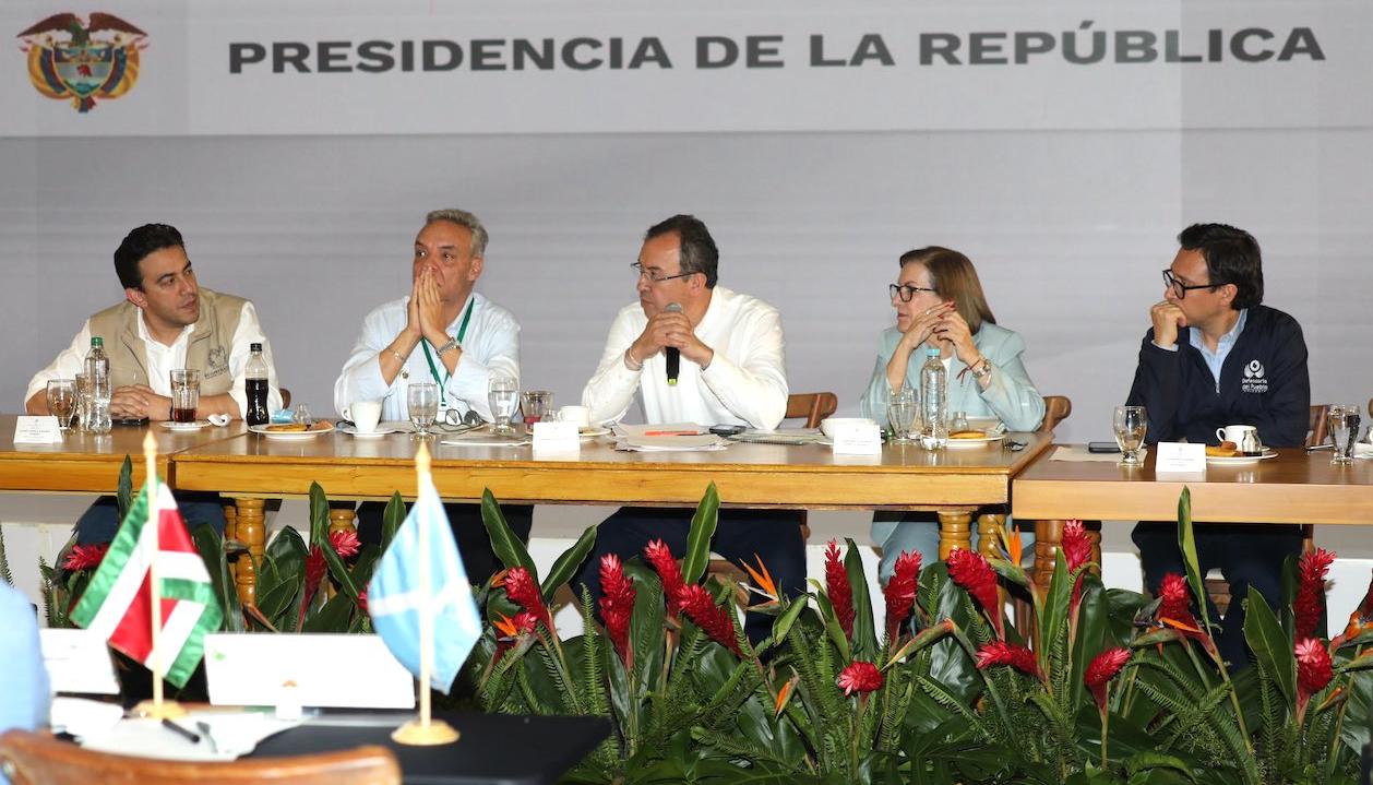 Las autoridades revisando el proceso electoral.