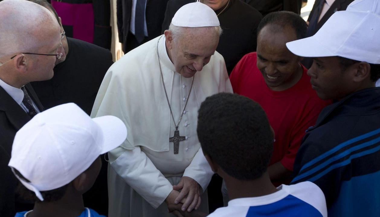 El Papa Francisco conversando con un grupo de migrantes.