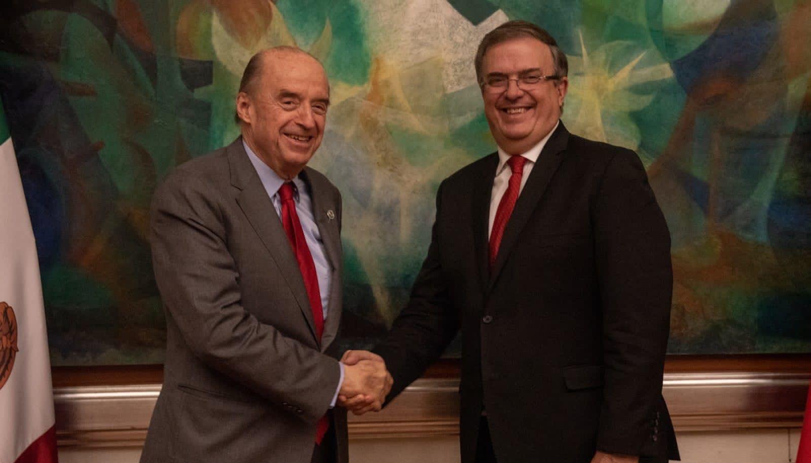 El canciller de Colombia, Álvaro Leyva, y su homólogo mexicano, Marcelo Ebrard.