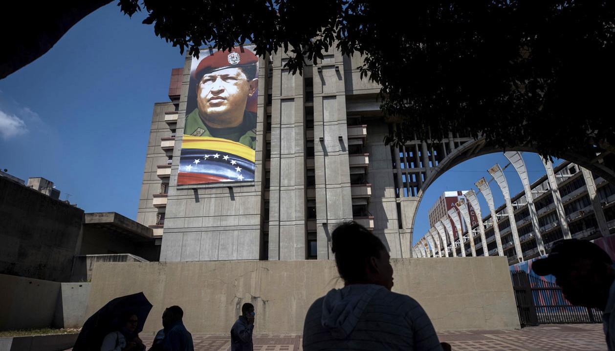 El Palacio de Justicia decorado con una imagen de Hugo Chávez.