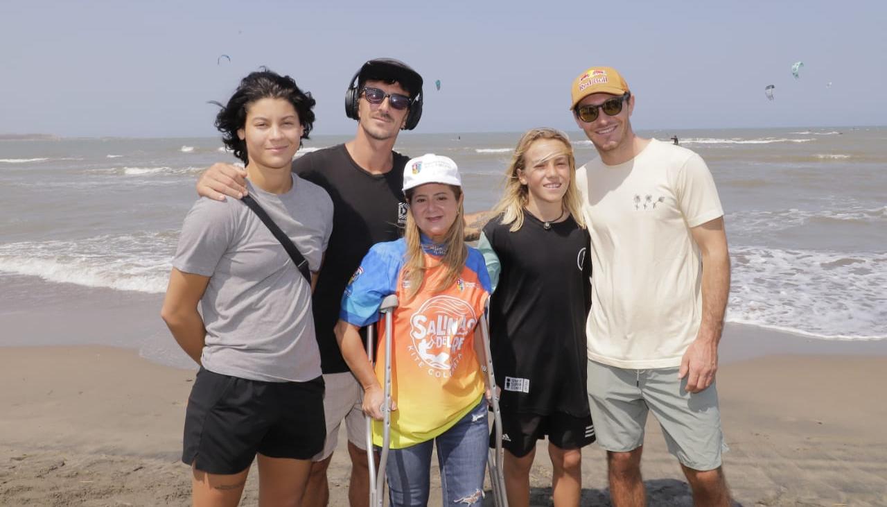Elsa Noguera, gobernadora del Atlántico, con un grupo de kitesurfistas.