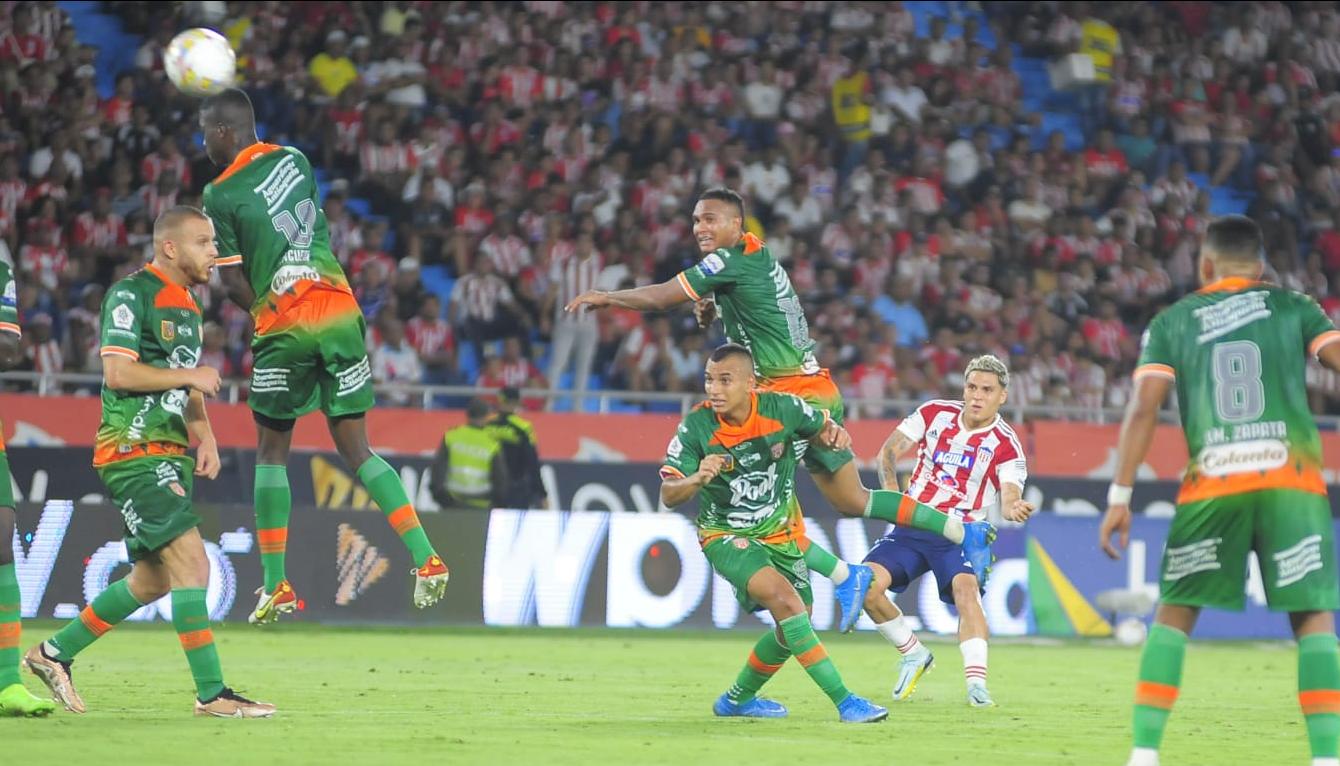 El tiro libre cobrado por Quintero que significó el gol del descuento de Junior ante Envigado.