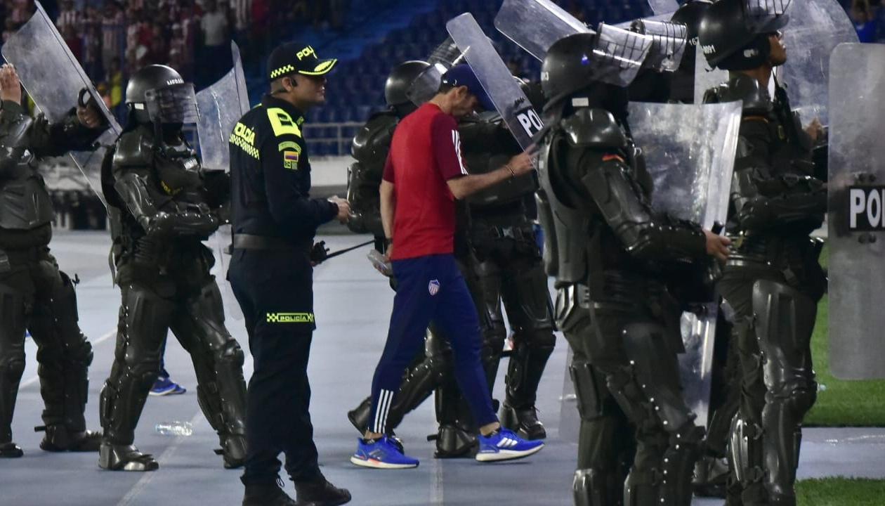 Arturo Reyes debió ser protegido por la Policía al final del partido contra Envigado.
