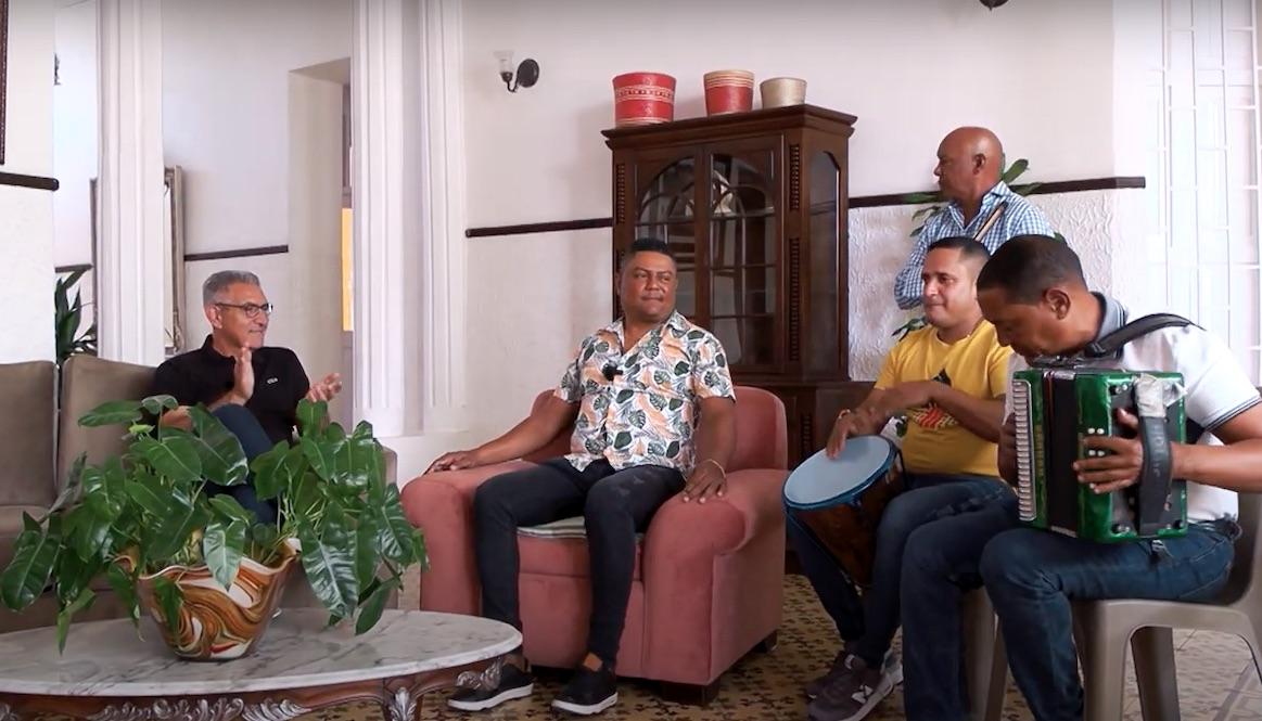 El periodista Jorge Cura con un grupo vallenato.