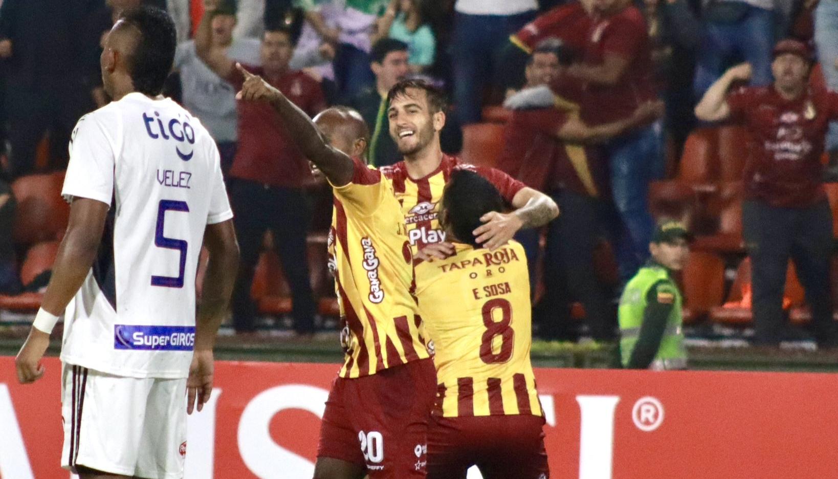 Jugadores del Deportes Tolima celebrando el gol de Junior Hernández.