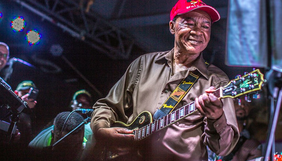 El guitarrista Lokassa Ya M'Bongo.