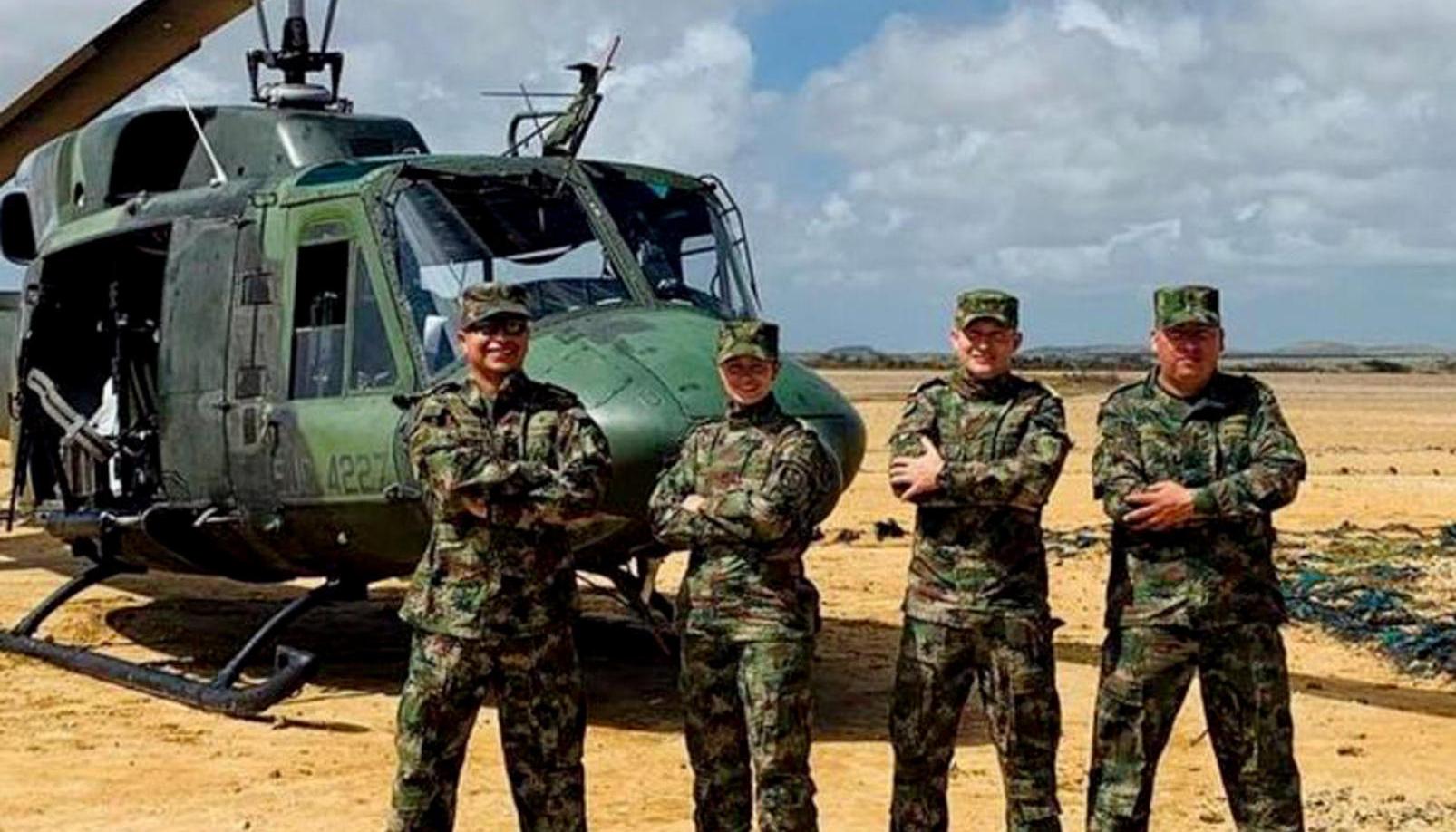 Fotografía cedida por la oficina de comunicaciones del Ejército sobre la tripulación y el helicóptero que se desplomó hoy. 