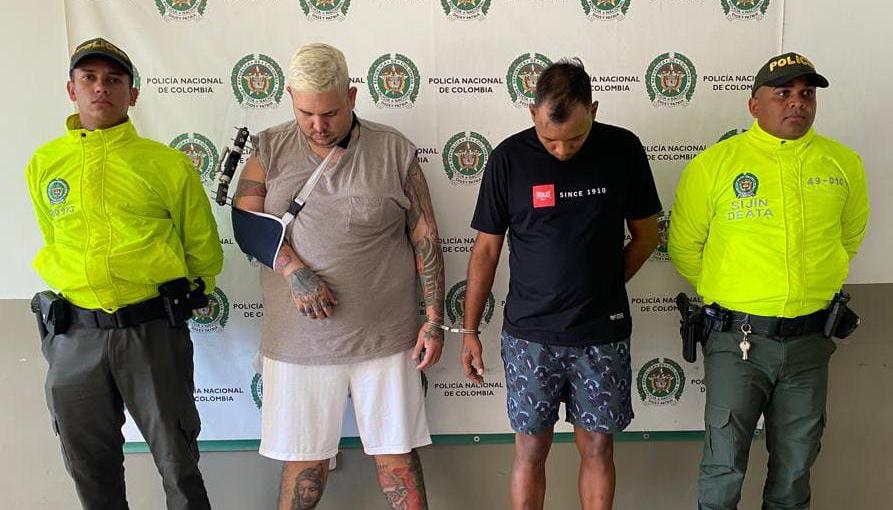 Los dos capturados en el operativo. 