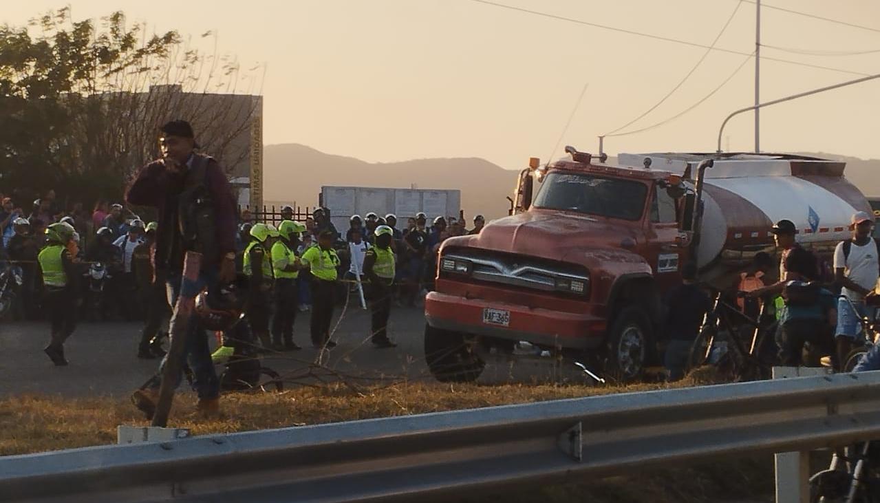 El motociclista quedó muerto debajo de las llantas de este camión cisterna. 