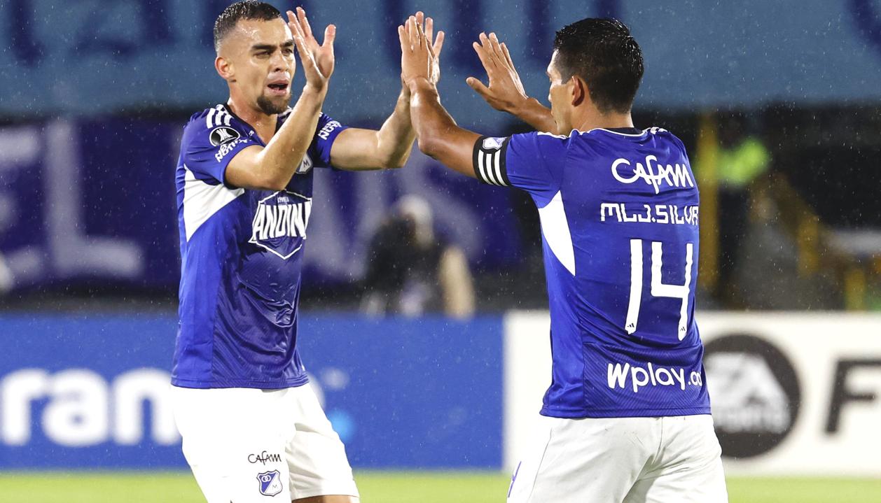 David Macalister Silva celebrando el gol con Daniel Giraldo.