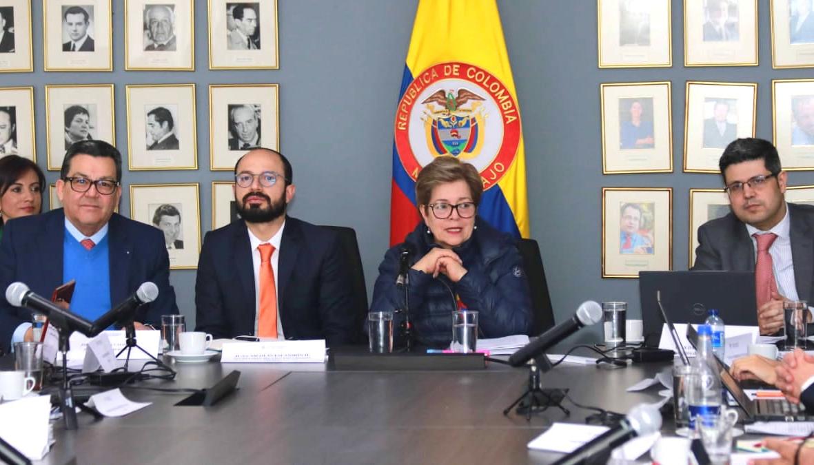La Ministra explicando los detalles de la reforma pensional.