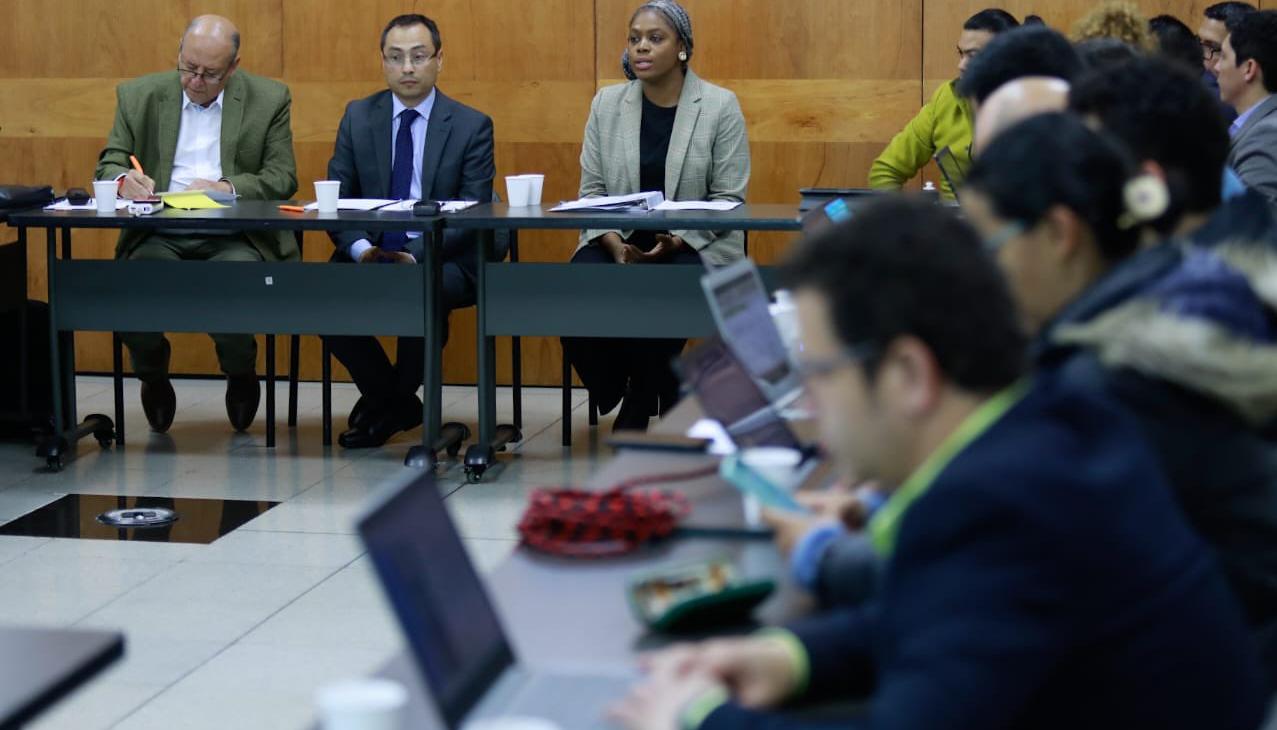 Aspecto de la reunión entre MinEducación y Fecode, al fondo la ministra  Aurora Vergara  Figueroa.