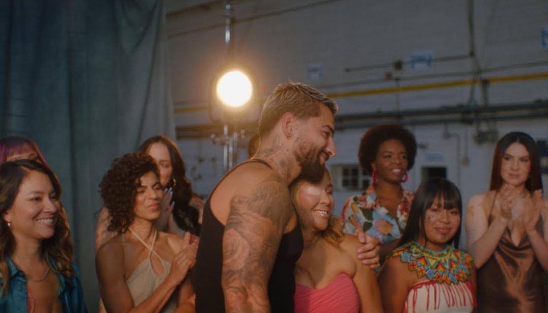 Maluma y las protagonistas del video 'La reina'.