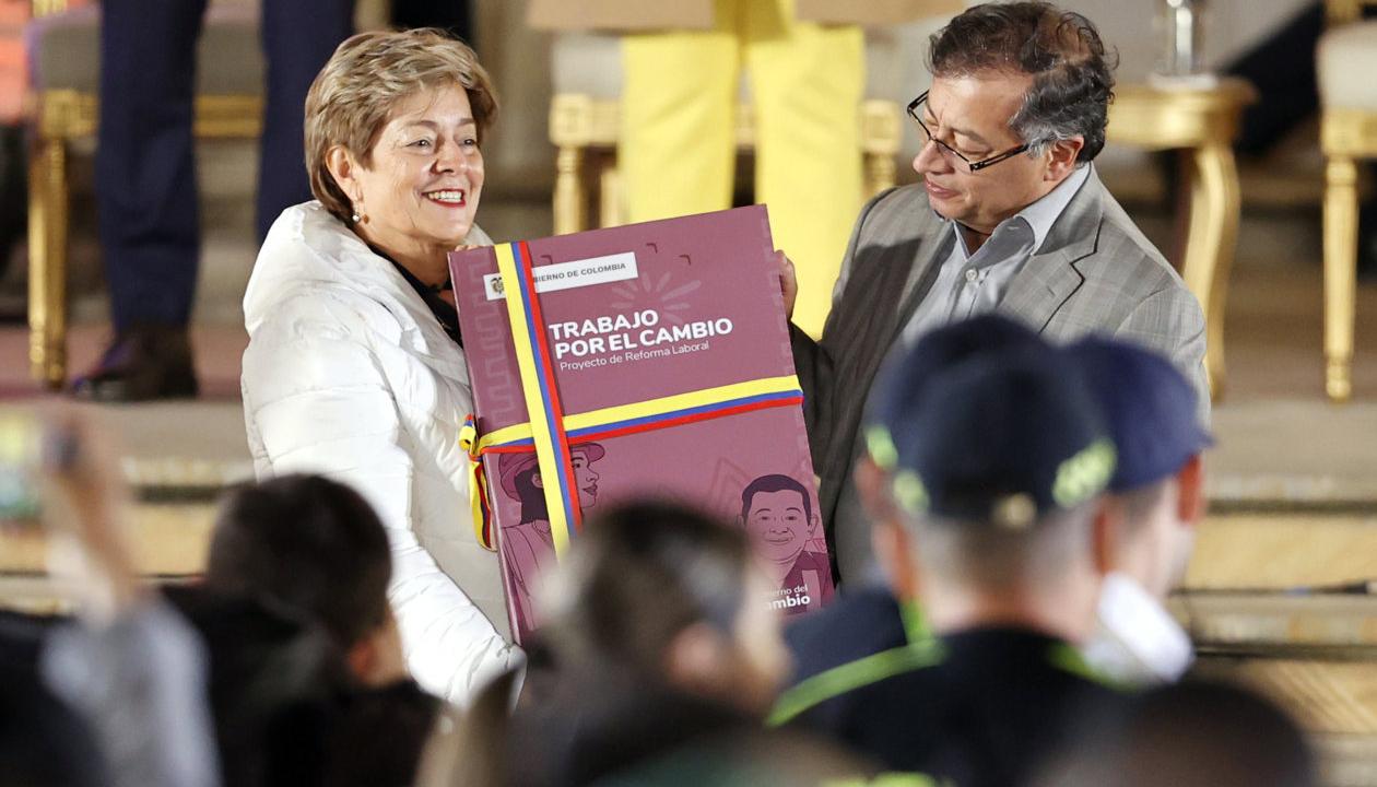 La Ministra de Trabajo, Gloria Inés Ramírez y el Presidente Gustavo Petro.