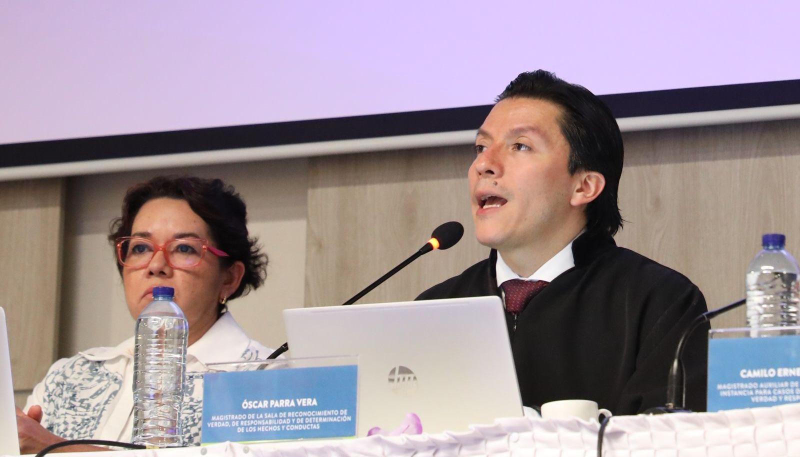 Óscar Parra Vega, Magistrado de la JEP, en primer plano.
