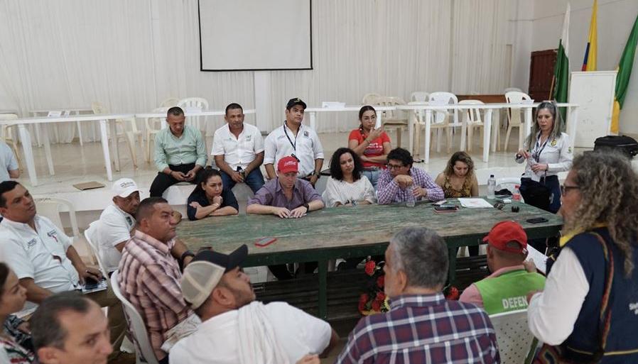 El director de la UNGRD, Javier Pava, y el gobernador de Sucre, Héctor Olimpo Espinosa, en la reunión en San Marcos.