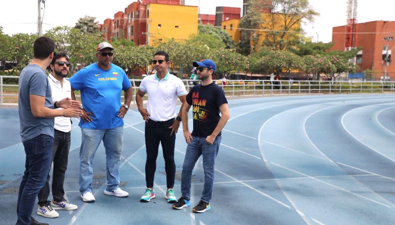 El Alcalde Jaime Pumarejo en el estadio de atletismo 'Rafael Cotes'.