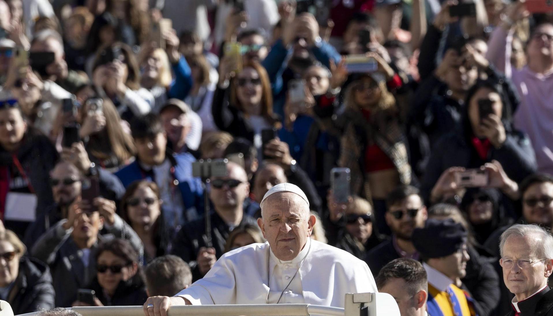 El Papa Francisco a su llegada para presidir la Audiencia General Semanal en la Plaza de San Pedro del Vaticano