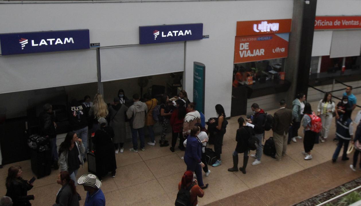 Personas hacen fila en el Aeropuerto Internacional José María Córdova en Rionegro.