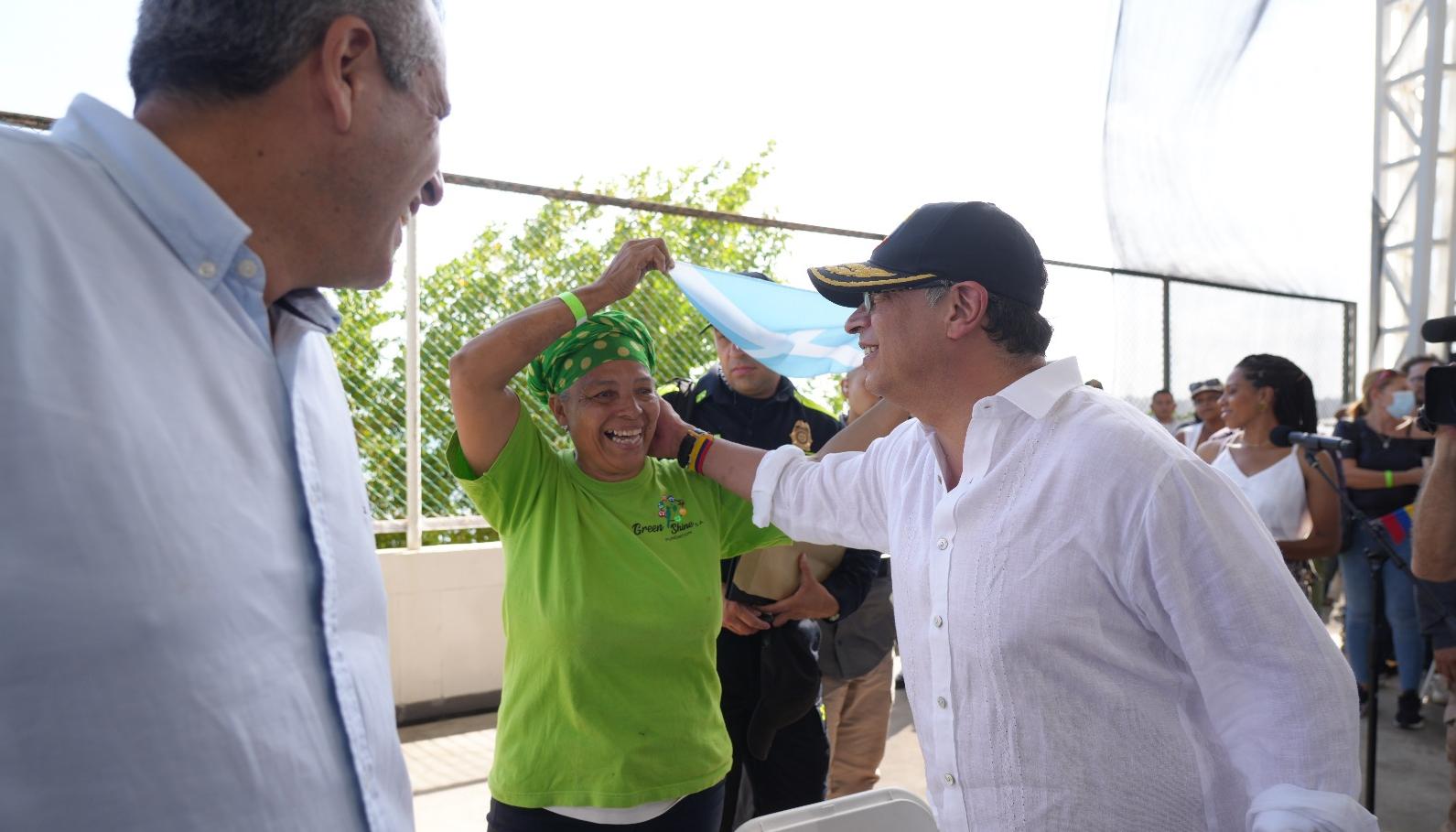 El presidente Petro saluda a una ciudadana isleña durante su visita a San Andrés