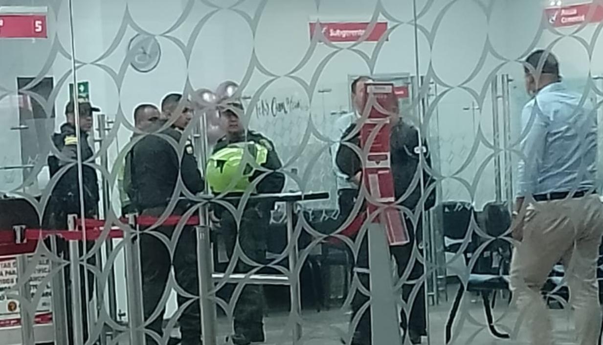 La Policía en el banco AV Villas tras cometerse el 'taquillazo'. 