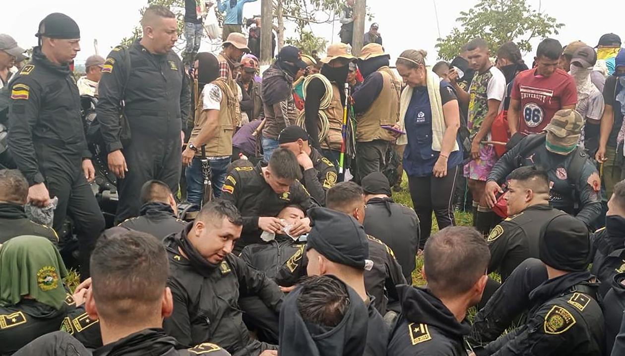 Los policías retenidos.