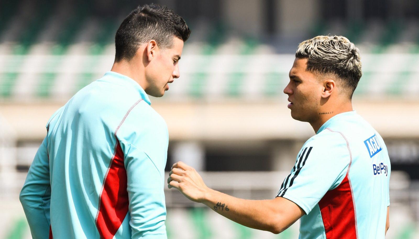 Juan Fernando Quintero conversa con James Rodríguez.