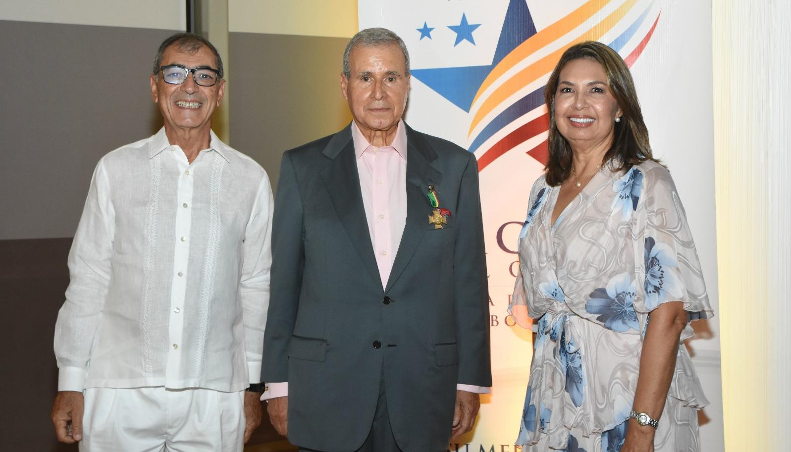 William Dau, Raúl Bustamante y Margarita de los Ríos