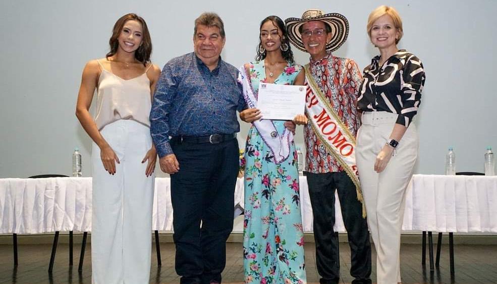 Entrega de becas a reinas populares.