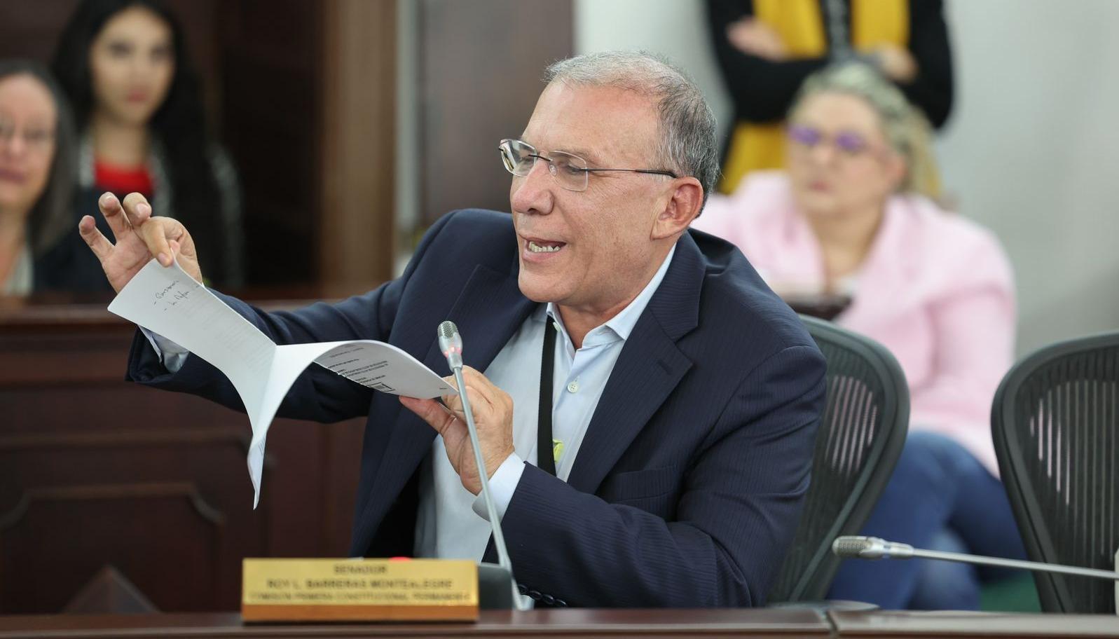 Roy Barreras rompe el texto de la Reforma Política  