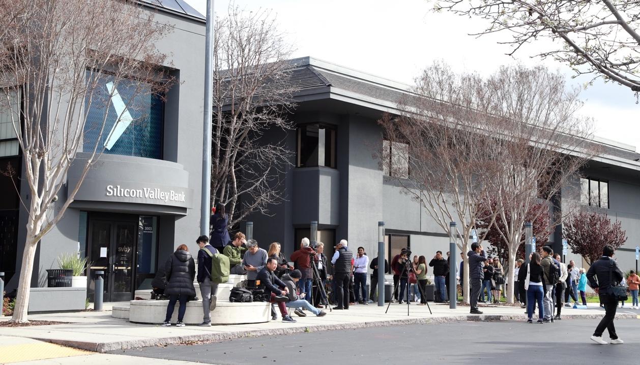 Clientes del Silicon Valley Bank (SVB) esperando respuestas de la entidad.