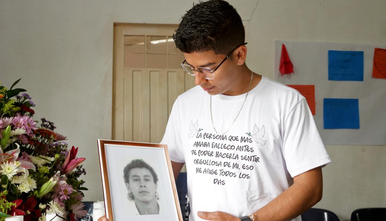 Uberney Echeverry durante la entrega del cuerpo de su padre.