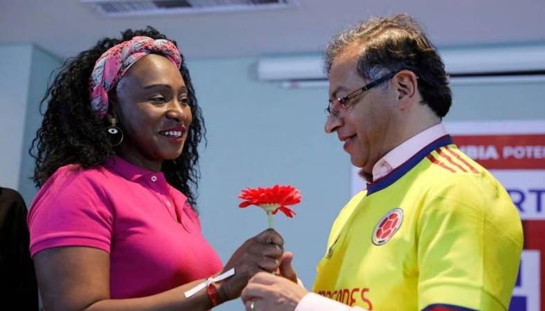 María Isabel Urrutia, recién posesionada con el Presidente Petro.