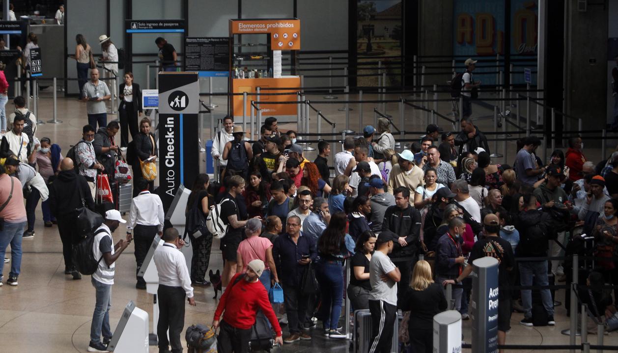 Viajeros esperan en el Aeropuerto Internacional José María Córdova, en Rionegro.