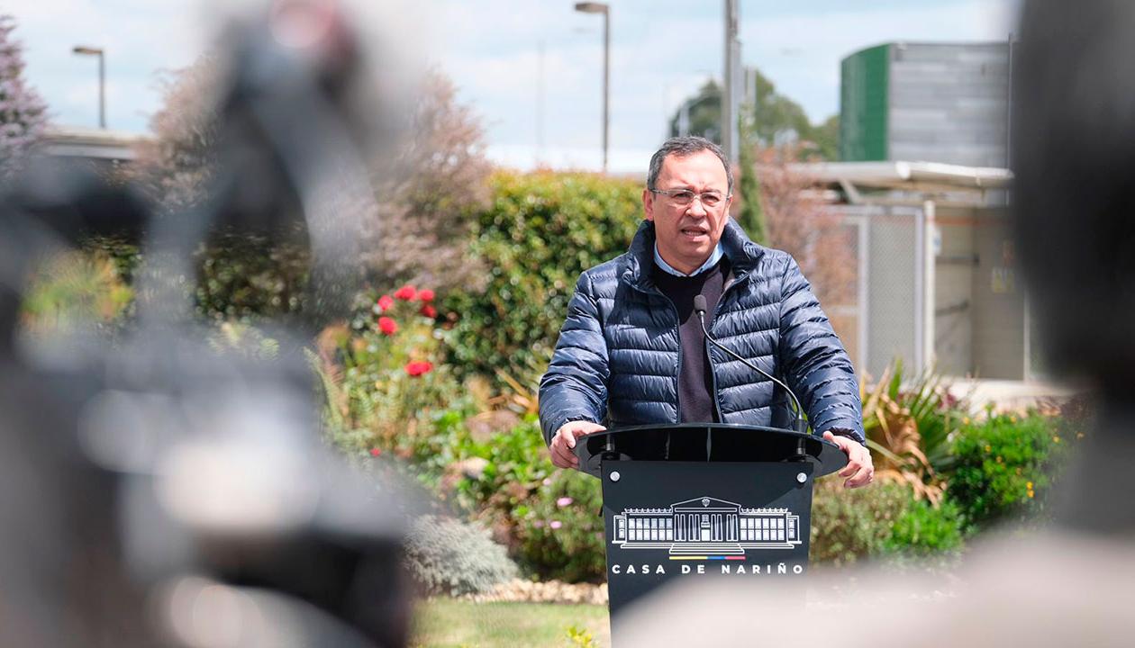 El portavoz del Gobierno Nacional y ministro del Interior, Alfonso Prada, habla a los medios antes de viajar a San Vicente del Caguán