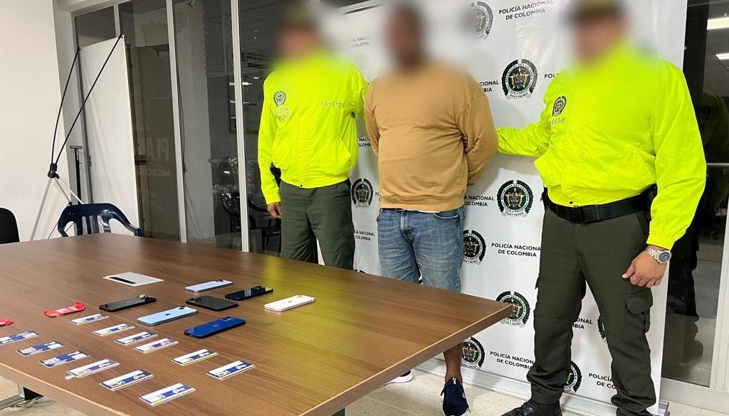 Alias 'el Rodri' con los siete celulares de alta gama que tenía en su poder.