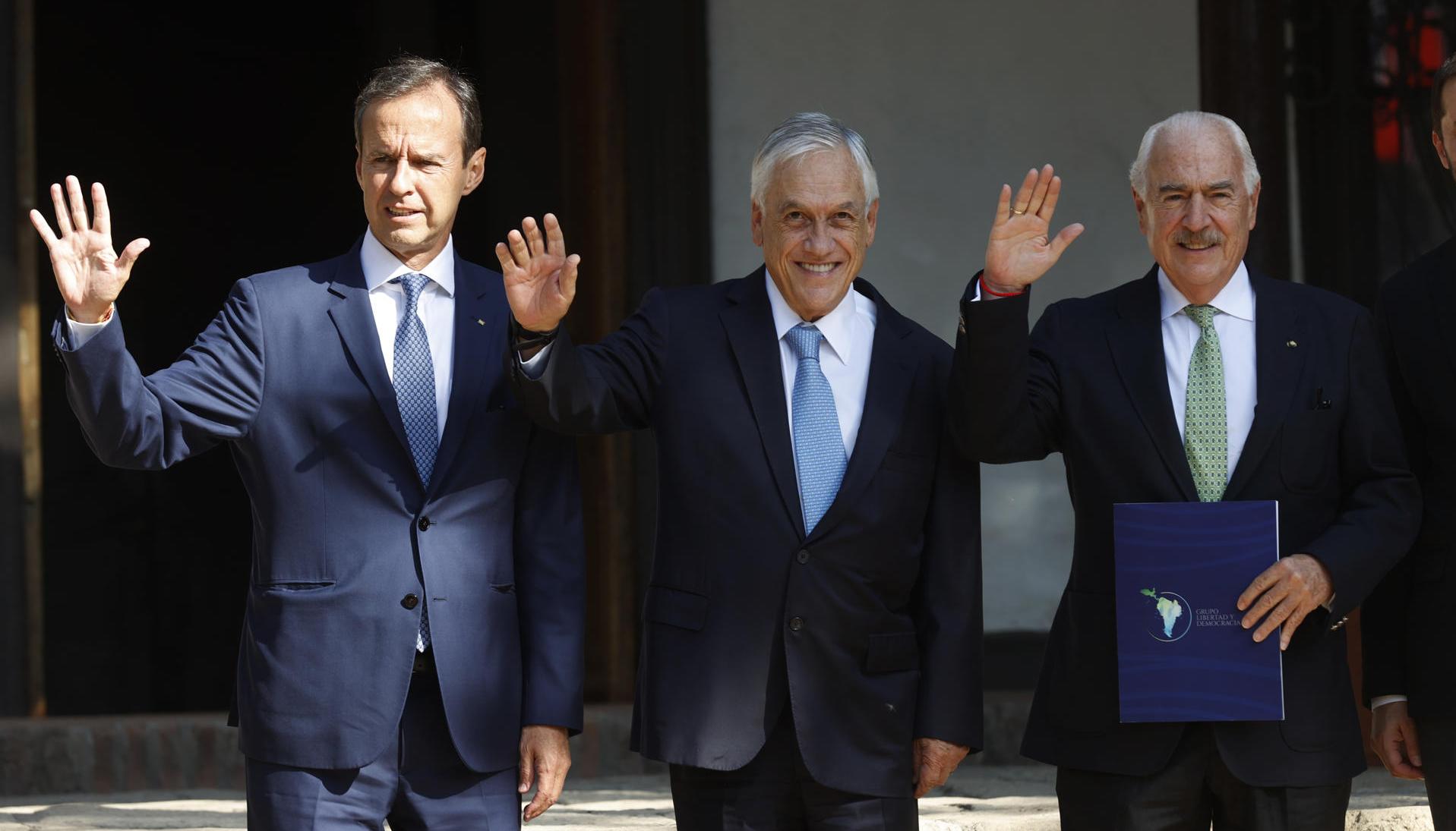Los expresidentes de Chile, Sebatián Piñera, de Bolivia, Jorge Quiroga, y de Colombia, Andrés Pastrana, saludan a su llegada al primer encuentro del Grupo Libertad y Democracia