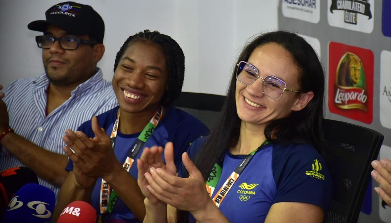 Angie Valdez y Yeni Arias durante la rueda de prensa en Cuadrilátero Élite.