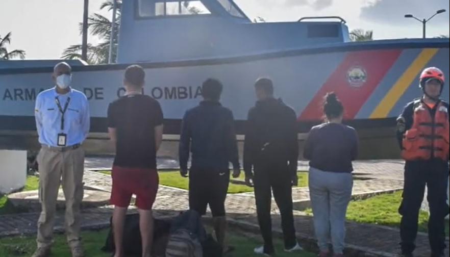 Cuatro de los cinco migrantes rescatados cerca de San Andrés.